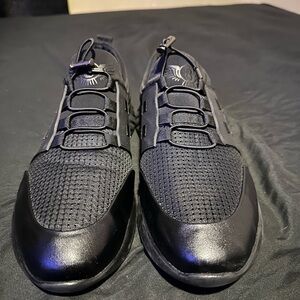 Sleek Black Athletic Shoes with Cushioned Sole